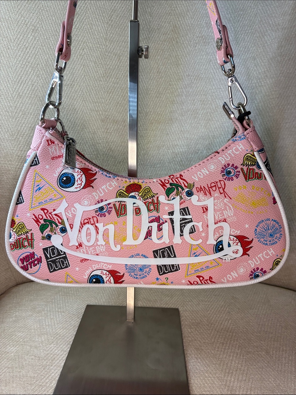 Von Dutch Pink Graphic Logo Shoulder Bag with Chain Detail - Picture 7 of 12